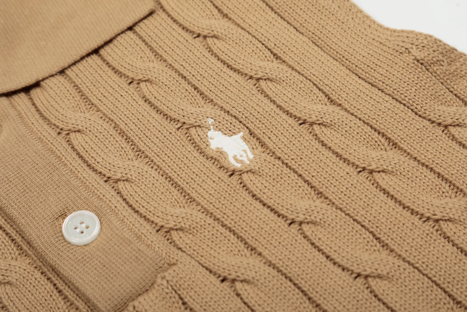 P166 💰 "Top quality" Style number: DS023# (not off the shelves all year round) [Ralph Lauren POLO lapel solid color pony embroidered logo knitted vest short sleeves] ✅Ralph Lauren Ralph Lauren classic basic versatile all-season cardigan knitted POLO vest vest short sleeves ✅Main supplier platform live broadcast Wholesale entity Replacement when out of stock Not off the shelf ✅ZP quality 1:1 version Scan the code to enter the GF website Counter quality ✅Details and quality are the only one in Guangzhou. Imported quality cotton yarn, focusing on high-end, cost-effective. Needless to say good quality. ✅Restore the original version. The maximum size can be worn up to 150 pounds. Loose, comfortable and stress-free. Olive green, denim blue, Chinese red